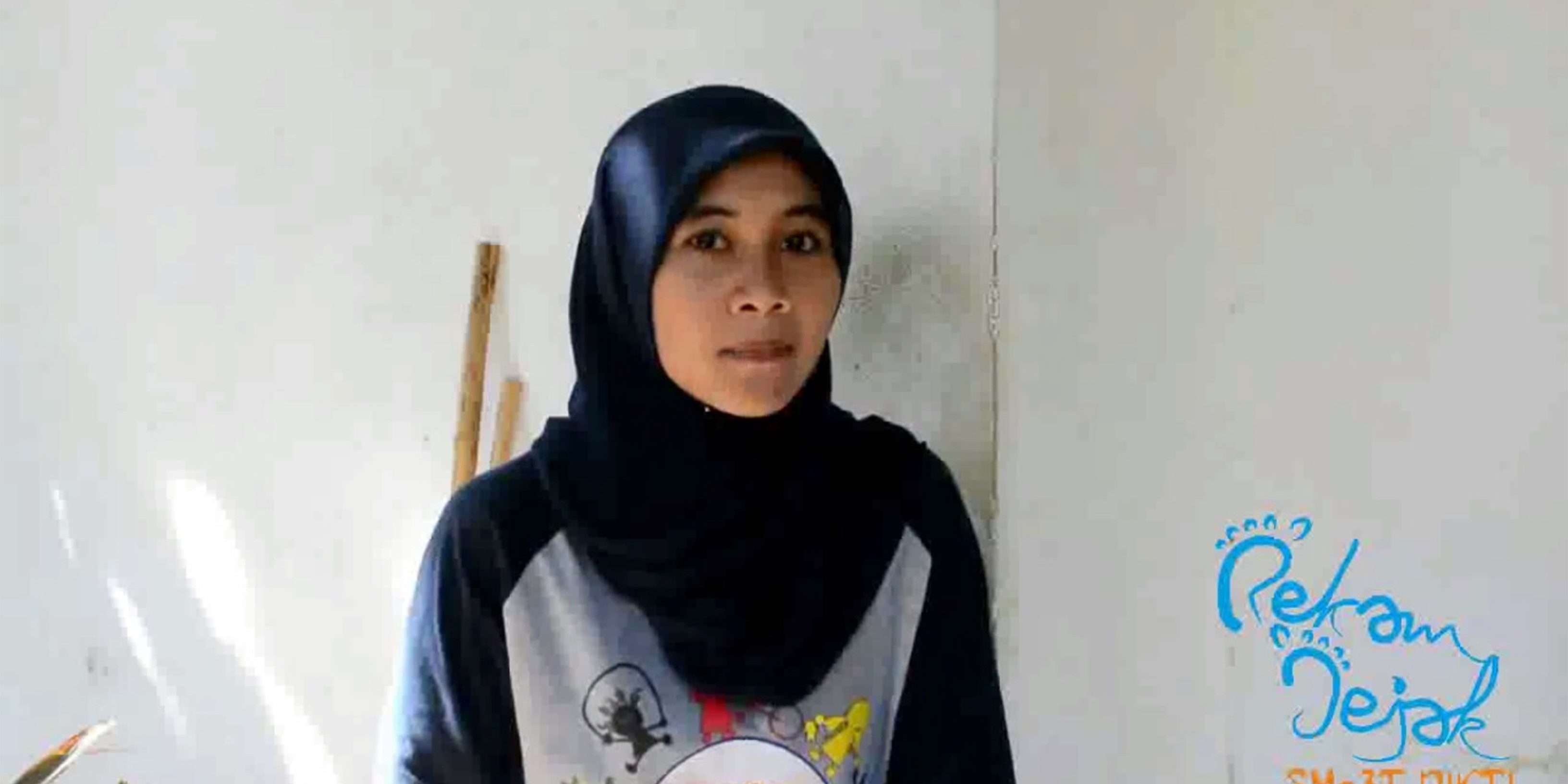 testimoni-rizqiyah-sakinah-peserta-sm-3t-unesa-di-sman-1-rindi-sumba-timur