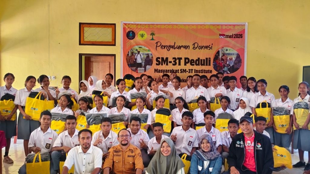 MENYULAM KEMERDEKAAN DENGAN LITERASI DAN KEPEDULIAN Masyarakat SM-3T Institute Perkuat Guru dan Salurkan Paket Belajar bagi Siswa di Alor